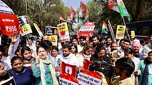 बढ़ती मंहगाई के खिलाफ दिल्ली की सड़कों पर भारतीय युवा कांग्रेस कार्यकर्ता, श्रीनिवास ने पीएम मोदी पर बोला जोरदार हमला