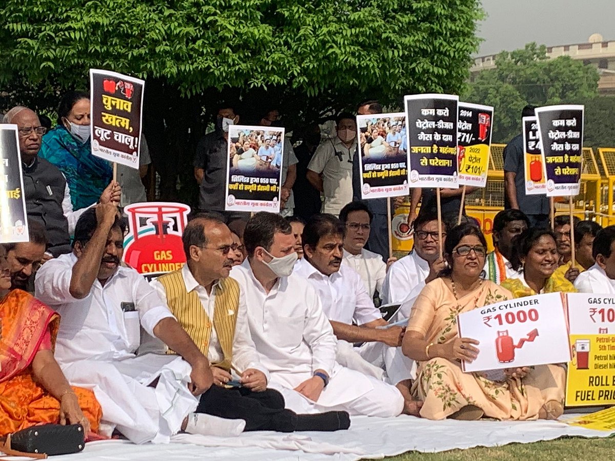 देश में बढ़ती महंगाई के खिलाफ कांग्रेस का हल्ला बोल, विजय चौक पर राहुल गांधी समेत कई कांग्रेस नेताओं का धरना