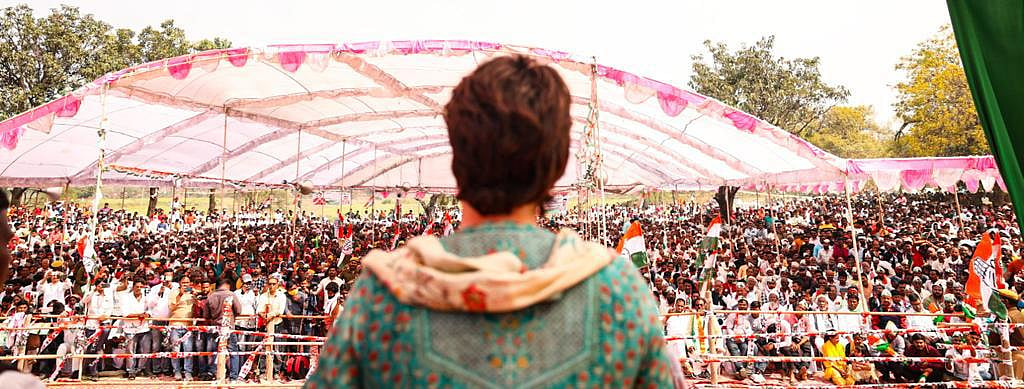 यूपी चुनाव: जौनपुर में प्रियंका पर छतों से बरसाए गए फूल, लोग बोले- इतनी भीड़ किसी के रोड शो में नहीं देखी