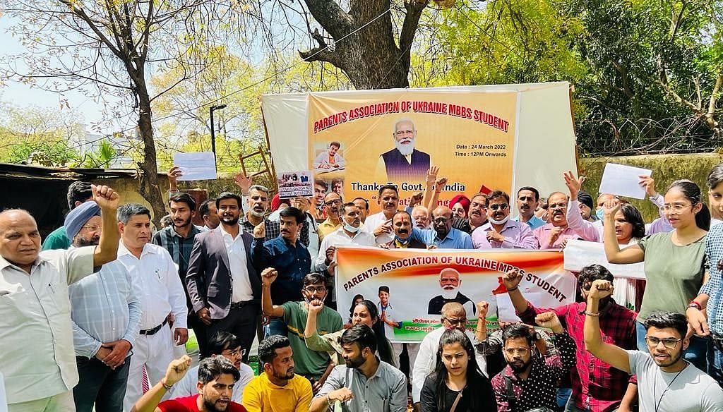यूक्रेन से वापस लौटे छात्र जंतर-मंतर पर जुटे, सरकार के सामने रखी भविष्य से जुड़ी समस्या