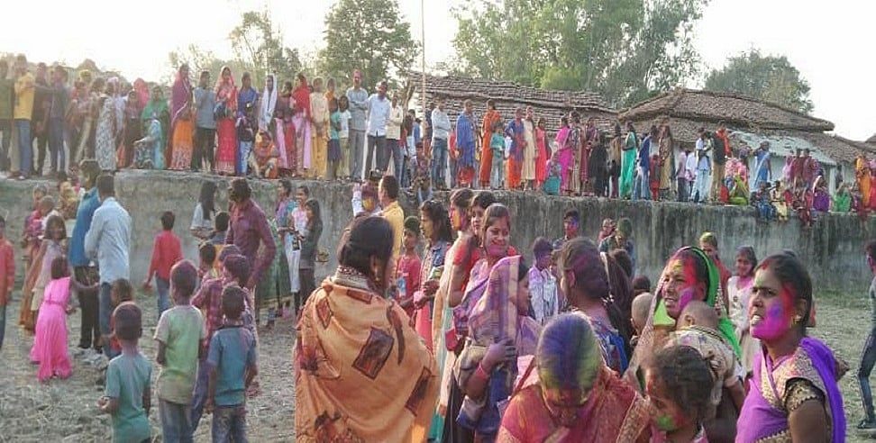 झारखंड का वो गांव, जहां होली पर होती है पत्थरों की बारिश
