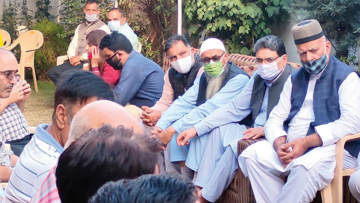 अभी अक्टूबर, 2021 में डॉ. माखन लाल बिंद्रू की हत्या कर दी गई तो संवेदना जताने कश्मीरी पंडितों के साथ मुस्लिम समाज
के लोग भी जुटे