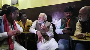 काशी बनी राजनीतिक राजधानी: बीजेपी को बचाने के लिए मोदी लगा रहे हैं चाय वाले से लेकर पान वाले तक दौड़