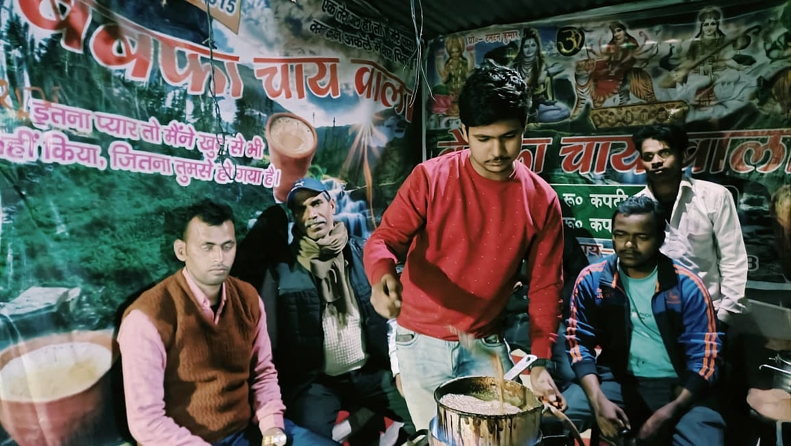 प्यार में धोखा खाया तो बन गया 'बेवफा चायवाला', प्रेमी जोडों को मुफ्त में पिलाते हैं चाय 