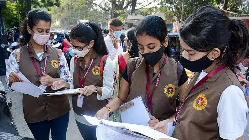 UP बोर्ड का अंग्रेजी का पेपर लीक, इन जिलों में रद्द हुई इंटरमीडिएट की परीक्षा, दोपहर 2 बजे होने थे एग्जाम