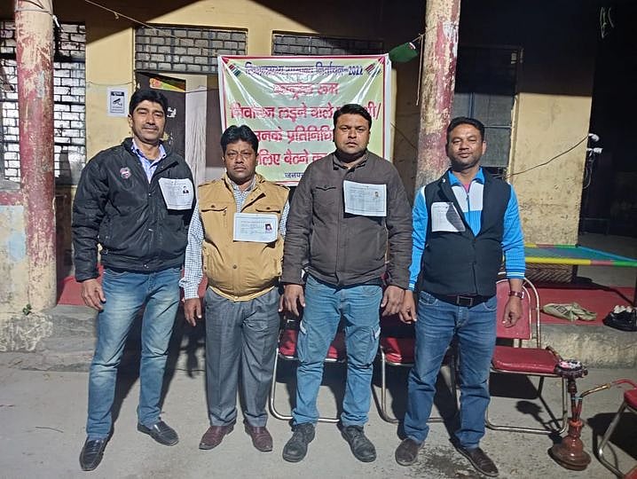 यूपी चुनावः EVM में गड़बड़ी की आशंका ने उड़ाई नेताओं की नींद, कहीं भजन तो कहीं हंगामे के बीच कटी रात