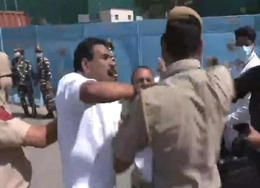 केरल में 'सिल्वर लाइन प्रोजेक्ट' के खिलाफ विजय चौक पर प्रदर्शन, केरल के यूडीएफ सांसदों और पुलिस बल में झड़प 