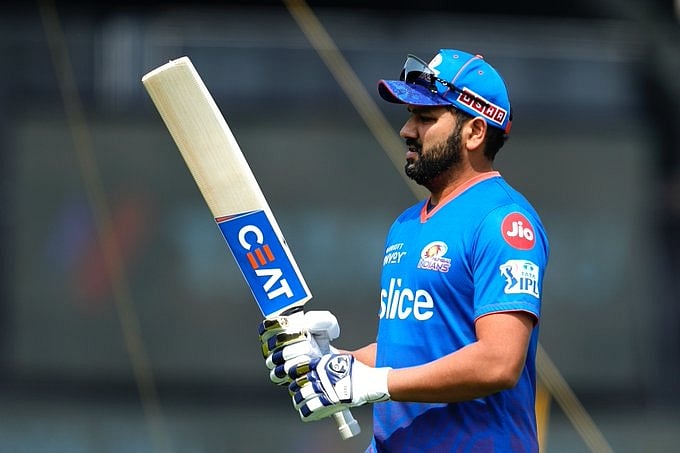 IPL 15: दिल्ली से मिली हार के बाद मुंबई इंडियंस को लगा एक और झटका, कप्तान रोहित पर इतने लाख का लगा जुर्माना    