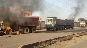 झारखंड के टंडवा में NTPC प्लांट के बाहर पुलिस और ग्रामीणों में भिड़ंत, 27 लोग घायल, एक दर्जन गाड़ियां स्वाहा