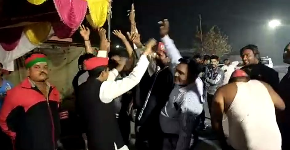 यूपी चुनावः EVM में गड़बड़ी की आशंका ने उड़ाई नेताओं की नींद, कहीं भजन तो कहीं हंगामे के बीच कटी रात
