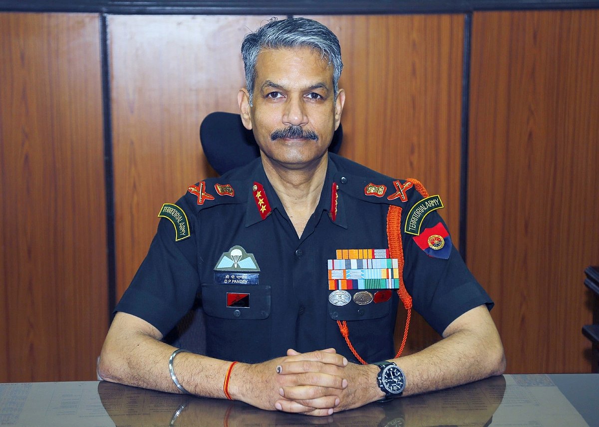 कश्मीरी में आतंकियों की नई चाल, युवकों को व्यस्त जगहों पर हथगोले फेंकने का दे रहे लालच: लेफ्टिनेंट जनरल पाण्डेय