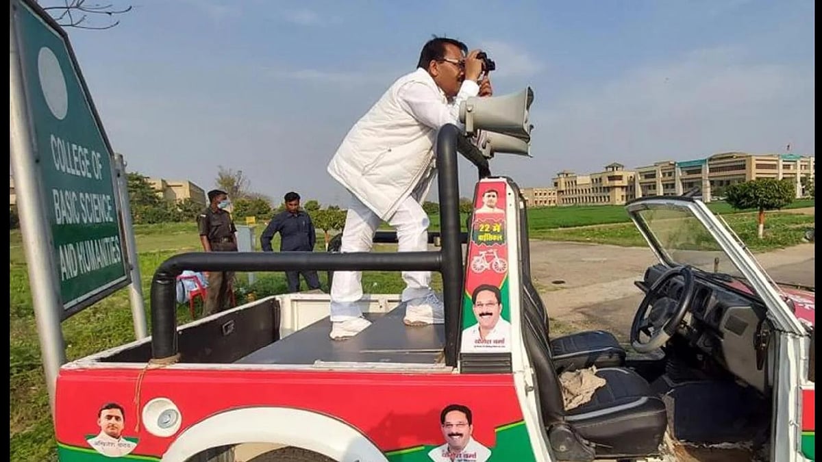 मेरठ की हस्तिनापुर सीट से समाजवादी पार्टी उम्मीवार योगेश वर्मा का एक खुली जीप से दूरबीन के साथ ईवीएम के स्ट्रॉंगरूम को देखते हुए फोटो वायरल हो रहा है।