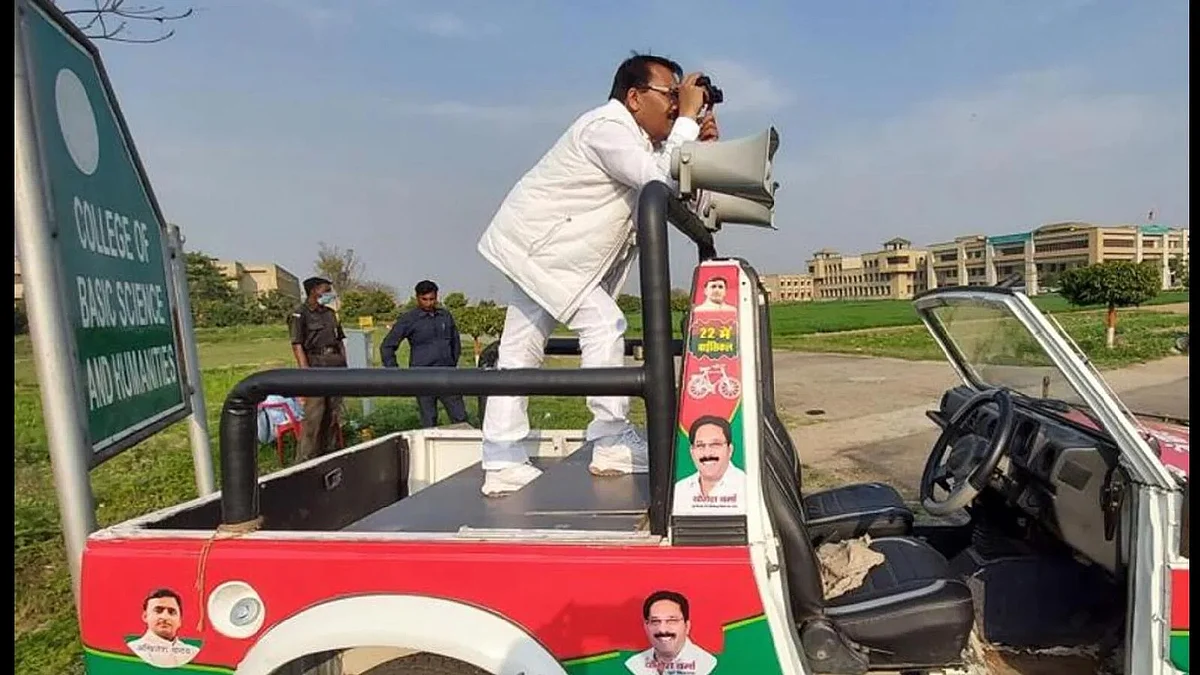 मेरठ की हस्तिनापुर सीट से समाजवादी पार्टी उम्मीवार योगेश वर्मा का एक खुली जीप से दूरबीन के साथ ईवीएम के स्ट्रॉंगरूम को देखते हुए फोटो वायरल हो रहा है।