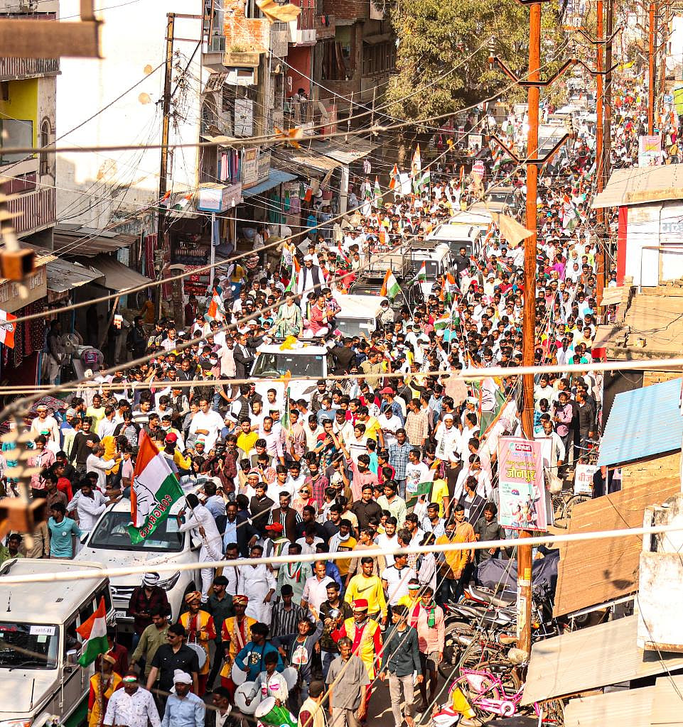 यूपी चुनाव: जौनपुर में प्रियंका पर छतों से बरसाए गए फूल, लोग बोले- इतनी भीड़ किसी के रोड शो में नहीं देखी