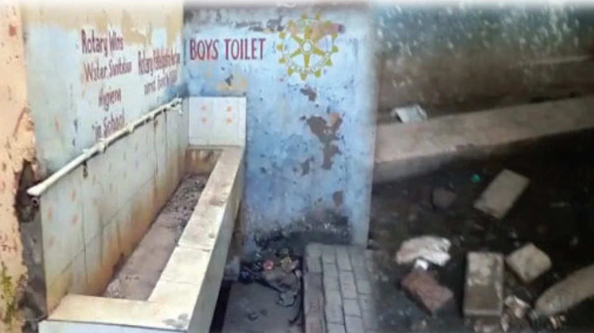 ये राजधानी पटना के करबिगहिया कन्या मध्य विद्यालय और (बाएं)फिरोज गांधी विद्यालय के हालात हैं।