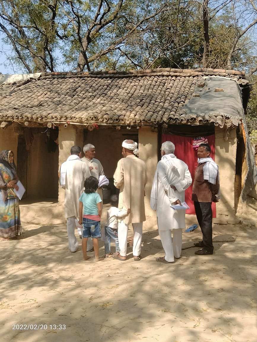 यूपी चुनाव: वाराणसी में किसान मोर्चा का अभियान- किसान विरोधी बीजेपी को सजा दें, घर-घर जाकर बांट रहे पर्चे