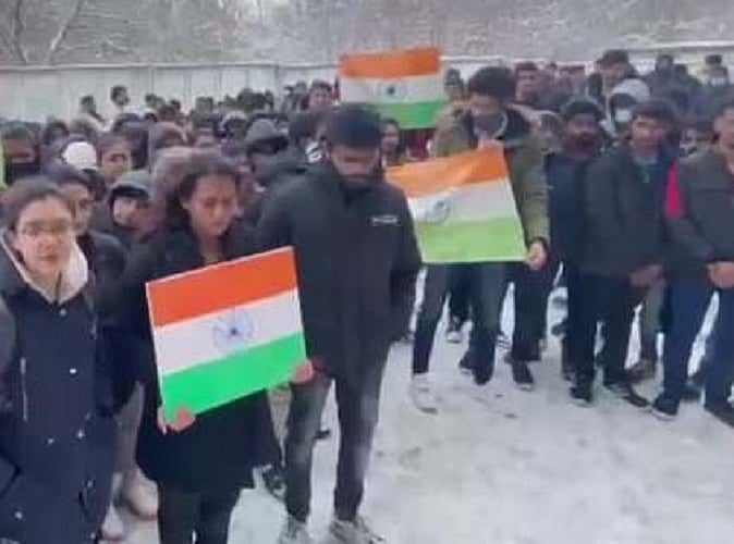 यूक्रेन में फंसे भारतीयों से नस्लीय दुर्व्यवहार कर रही है यूक्रेनी सेना, रिपोर्ट में समाने आई दोहरी पीड़ा