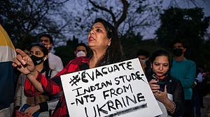 यूक्रेन से लौटे और वहां अब भी फंसे छात्रों की गुहार सुनो सरकार, सुरक्षित देशों में पहुंचने के बाद मत बांटो गुलाब...