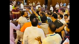 पश्चिम बंगाल विधानसभा बना अखाड़ा, TMC-BJP में मारपीट, शुभेंदु अधिकारी समेत बीजेपी के 5 विधायक सस्पेंड