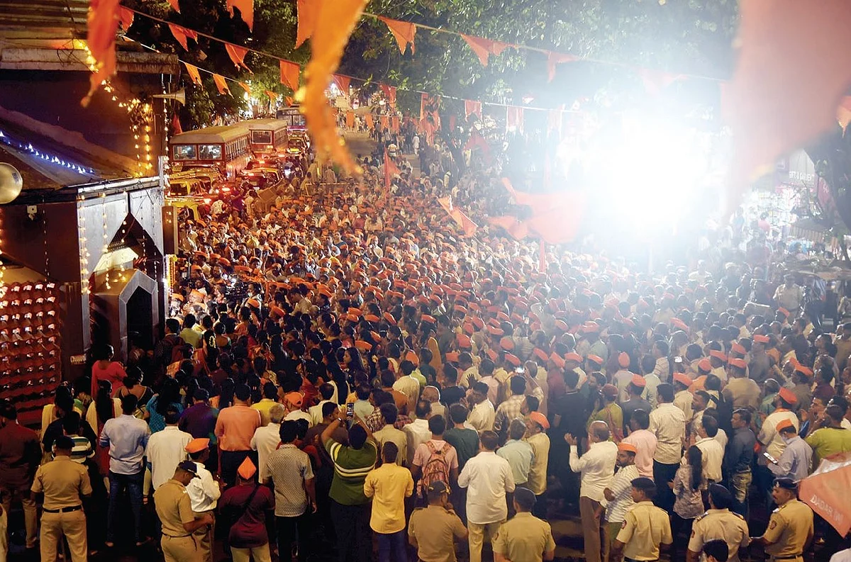 धार्मिक जुलूसों की मार्फत सांप्रदायिक हिंसा की पटकथा तो लिख ही कोई और रहा है, इसमें शामिल युवा तो बस चेहरा हैं