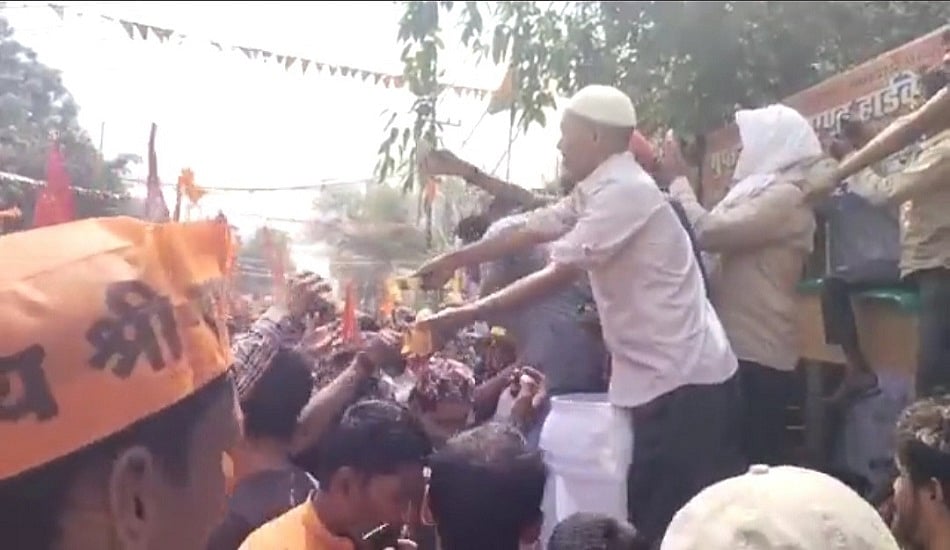 नोएडा में निकली शोभा यात्रा में दिखा भाईचारा, रोजा रखे मुसलमानों ने हनुमान भक्तों को पिलाई शर्बत