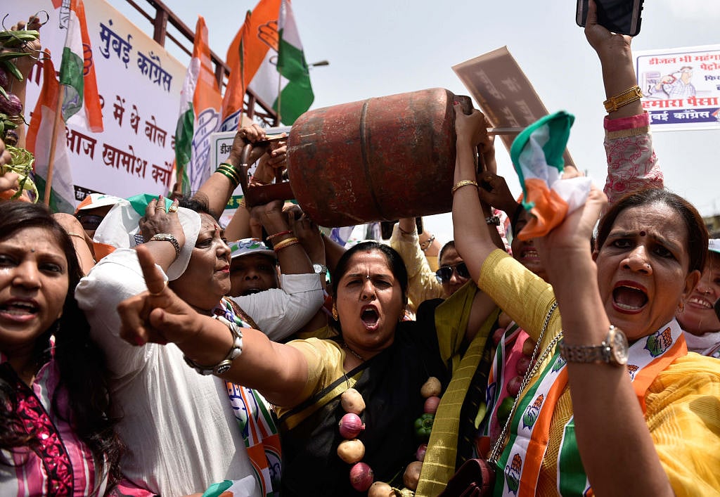 आकार पटेल का लेख: बेकाबू महंगाई और बेरोजगारी, फिर भी जनता खामोश, यह विपक्ष की नाकामी है या सत्तापक्ष की कलाकारी