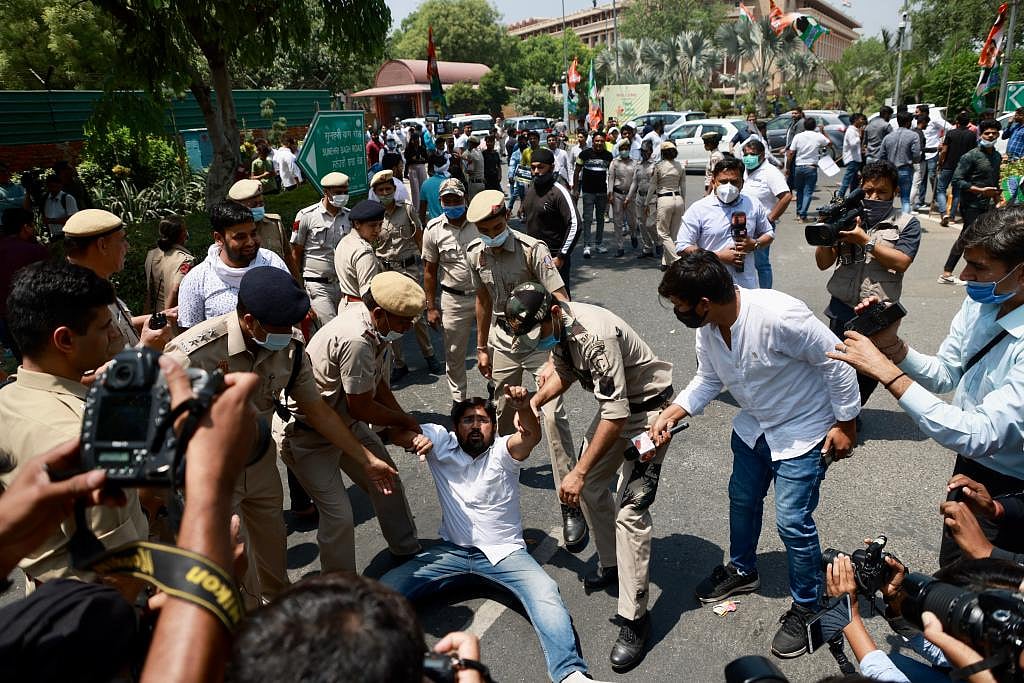 जिग्नेश मेवाणी की गिरफ्तारी का यूथ कांग्रेस ने किया विरोध, अमित शाह के घर का घेराव करने से पहले पुलिस ने रोका