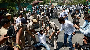 जिग्नेश मेवाणी की गिरफ्तारी का यूथ कांग्रेस ने किया विरोध, अमित शाह के घर का घेराव करने से पहले पुलिस ने रोका
