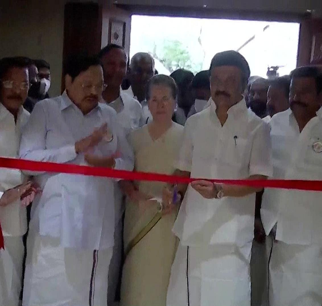 DMK ने  दिल्ली में नए कार्यालय 'अन्ना-कलैगनार अरिवलयम' का उद्घाटन किया, सोनिया गांधी रहीं मौजूद