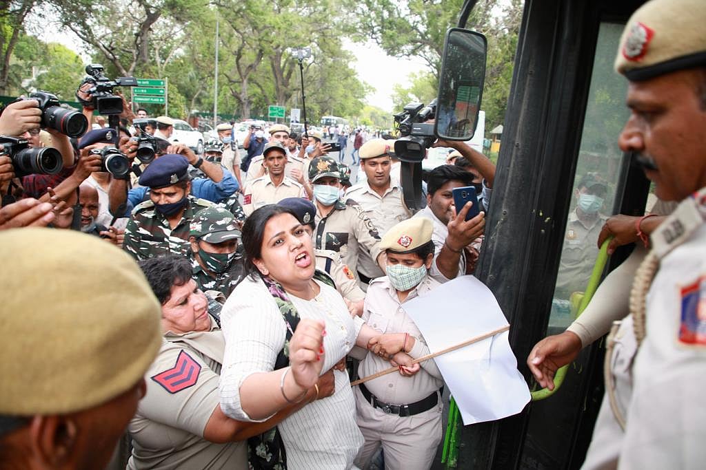 बुलडोजर कर्रवाई के खिलाफ सड़क पर उतरी यूथ  कांग्रेस, कहा- लोकतंत्र को रौंदने का भाजपाई षड्यंत्र नहीं होगा कामयाब