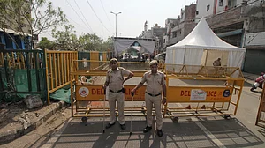 जहांगीरपुरी में फायरिंग के आरोपी के घर पहुंची पुलिस टीम पर पथराव, एक शख्स हिरासत में