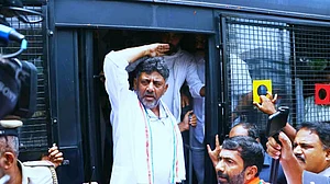कर्नाटक ठेकेदार मौत मामला : ईश्वरप्पा की गिरफ्तारी की मांग को लेकर कांग्रेस का प्रदर्शन, हिरासत में लिए गए कई नेता