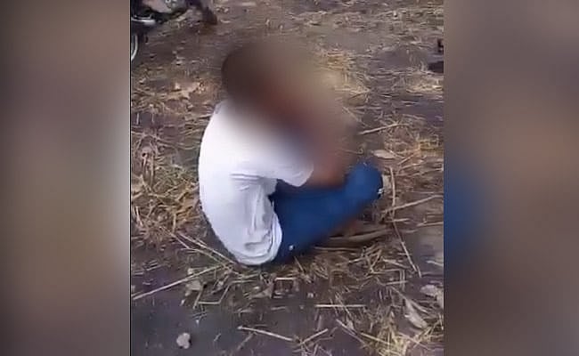 उत्तर प्रदेश में दलित छात्र से पैर चटवाने के आरोप में 7 गिरफ्तार, वीडियो वायरल होने के बाद जागी पुलिस