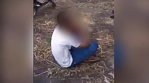 उत्तर प्रदेश में दलित छात्र से पैर चटवाने के आरोप में 7 गिरफ्तार, वीडियो वायरल होने के बाद जागी पुलिस
