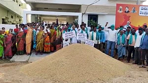 मोदी सरकार पर भड़के तेलंगाना के किसान! BJP सांसद के घर के सामने फेंका धान, पीएम मोदी के खिलाफ लगाए नारे