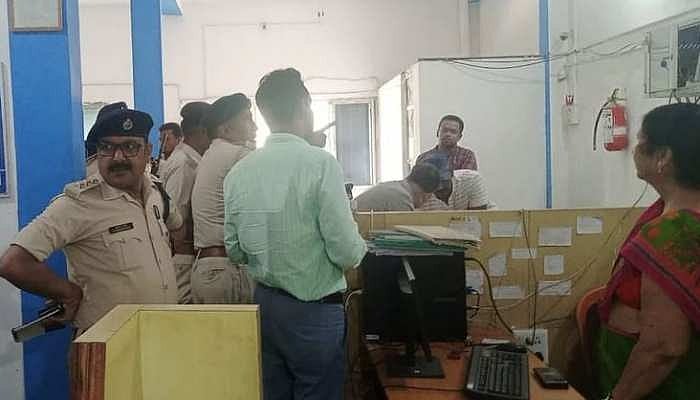 बिहार में एक बार फिर अपराधियों ने बड़ी लूट को दिया अंजाम, महिला कर्मियों को बंधक बनाकर बैंक से लूटे 26 लाख  