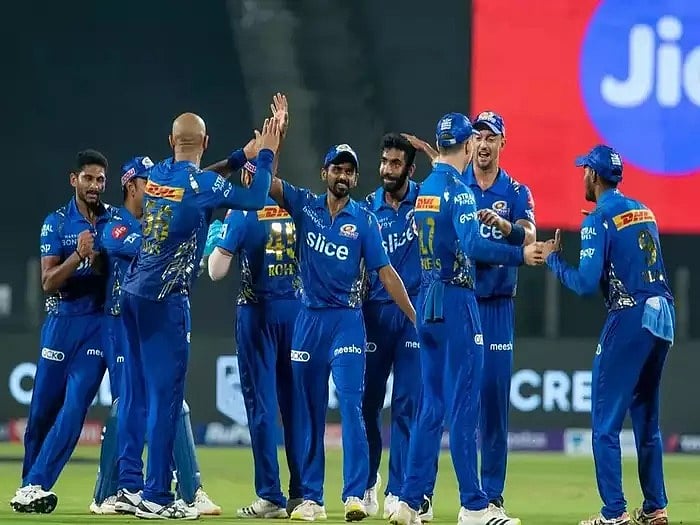 IPL 15: सीजन की पहली जीत हासिल करने उतरेगी मुंबई इंडियंस, रॉयल चैलेंजर्स बैंगलोर से होगी भिड़ंत  
