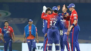 IPL 15: दिल्ली के खिलाफ जीत की पटरी पर लौटना होगा बैंगलोर का लक्ष्य, जानें हेड टू हेड आंकड़े