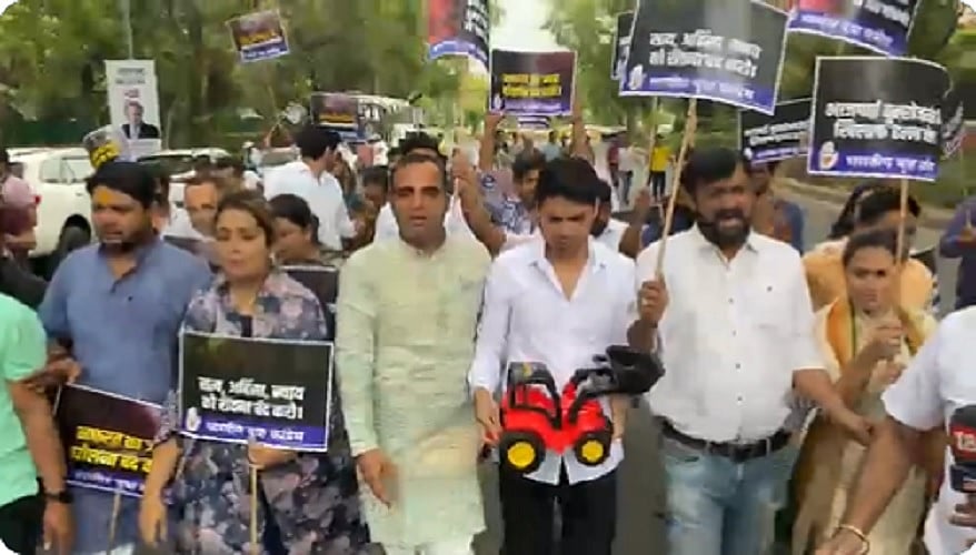 बुलडोजर कर्रवाई के खिलाफ सड़क पर उतरी यूथ  कांग्रेस, कहा- लोकतंत्र को रौंदने का भाजपाई षड्यंत्र नहीं होगा कामयाब