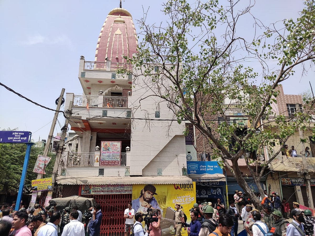 मस्जिद से 100 मीटर दूर बने मंदिर को छुआ भी नहीं गया (फोटो - विश्वदीपक)
