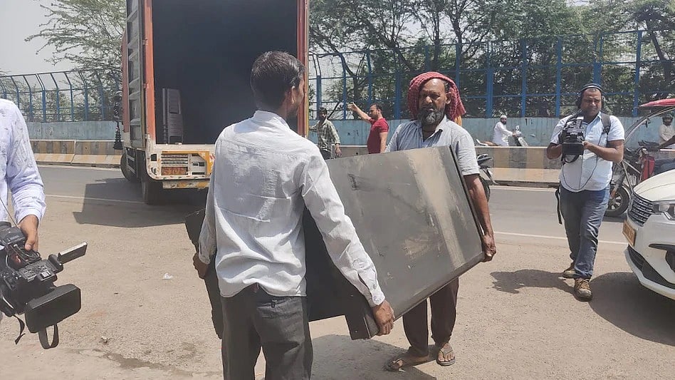 दिल्ली: शाहीन बाग में 'बुलडोजर एक्शन' का डर! फर्नीचर बाजार में अफरातफरी का माहौल, दुकानदार खुद हटा रहे सामान  
