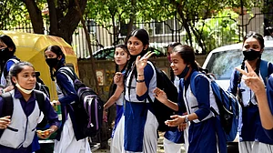 यूपी: नोएडा और गाजियाबाद के 3 स्कूलों में 18 छात्र मिले कोरोना पॉजिटिव, स्कूल तीन दिन बंद