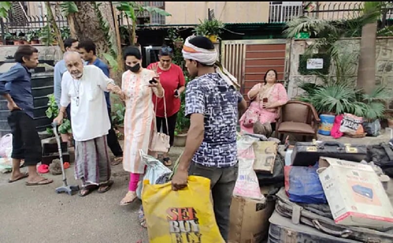 मोदी सरकार ने सम्मानित कलाकारों से बंगला खाली कराना शुरू किया, बुजुर्ग मायाधर राउत का सामान घर से बाहर निकाला