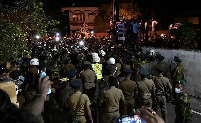 श्रीलंका में दवा, दूध और पानी के लिए भी तरसे लोग, रविवार को विरोध प्रदर्शन, सरकार ने लगाया कर्फ्यू   