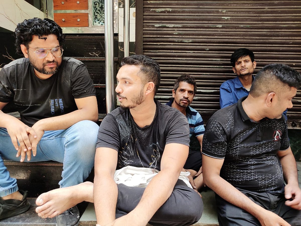 गली नंबर एक में इमरान और उसके दोस्त (फोटो - विश्वदीपक)