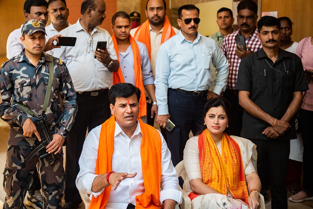 राणा दंपति को 12 दिन जेल में रहने के बाद मुंबई कोर्ट ने इन तीन शर्तों पर दी जमानत, कहा- दोबारा ऐसी हरकत हुई तो...