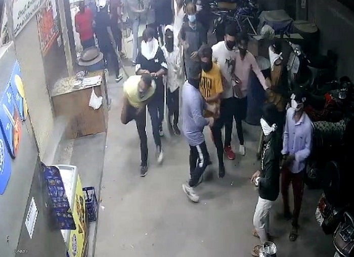 दिल्ली के सुभाष प्लेस में 2 गुटों में झड़प, जमकर चले पत्थर, मची अफरातफरी, पुलिस ने पथराव से किया इनकार