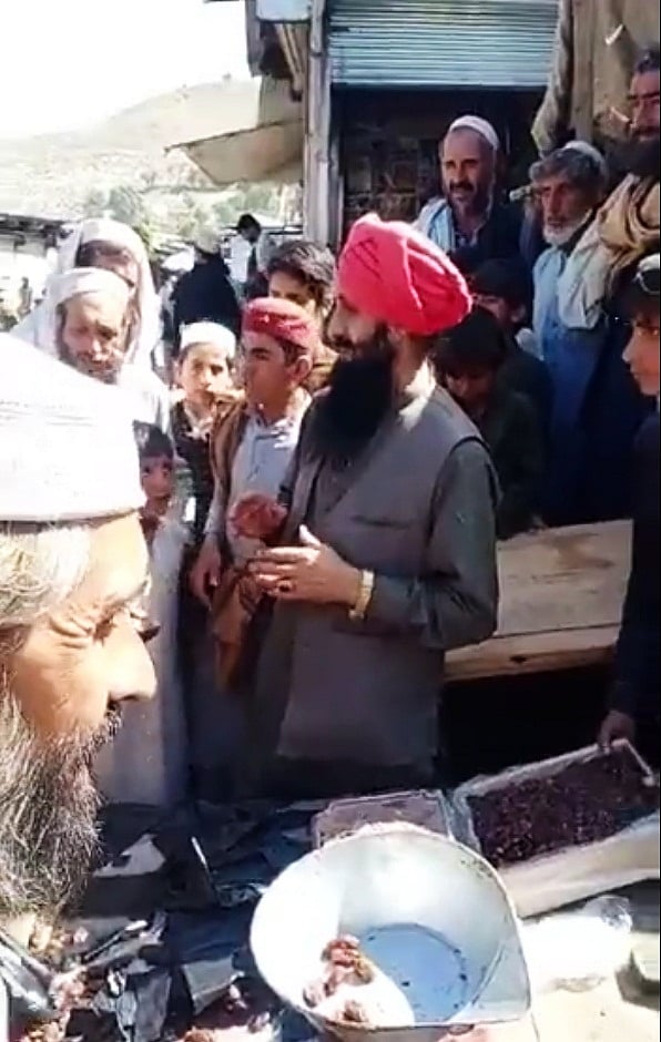 पाकिस्तानी सिख लोगों को दे रहा भाईचारे की सीख, धार्मिक सद्भाव को बढ़ावा देने के लिए बांटे 'रमजान पैकेज'