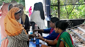 बंगाल उपचुनाव: हिंसा की मामूली घटनाओं के बीच वोटिंग संपन्न, काफी कम रहा मतदान प्रतिशत