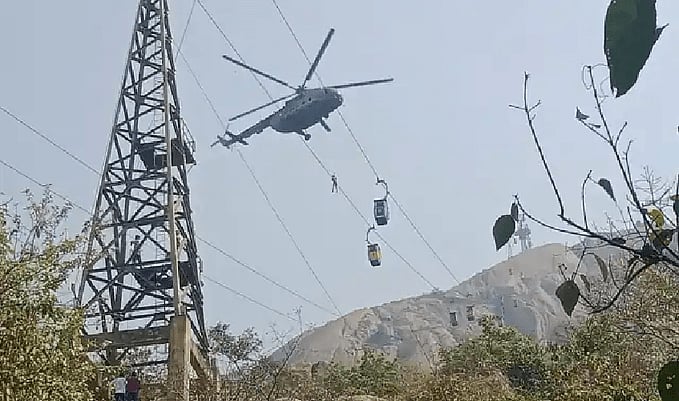 देवघर रोपवे हादसा: 20 लोगों को बचाया गया, 28 की जान अभी भी हवा में अटकी, निकालने की कोशिश जारी